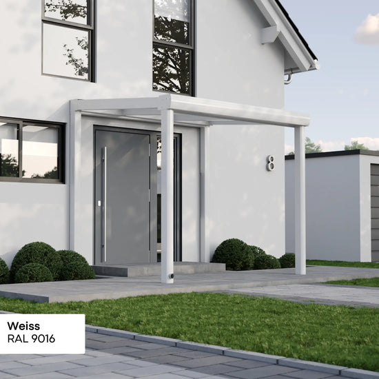 Alufuchs Curved Eingangsüberdachung Freistehend aus Aluminium in Weiß an modernem Einfamilienhaus – stilvoller Schutz für den Eingangsbereich