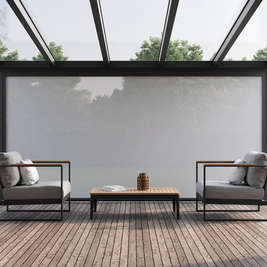 Innenansicht einer Alufuchs Terrassenüberdachung mit geschlossener Nova Hüppe Senkrechtmarkise SZ11 als Sicht- und Sonnenschutz