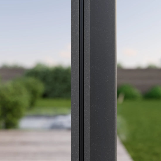 Detailansicht der Führungsschiene der Nova Hüppe Senkrechtmarkise SZ11 an Alufuchs Terrassenüberdachung 