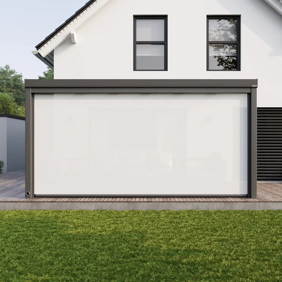 Nova Hüppe Senkrechtmarkise SZ11 als Sicht- und Sonnenschutz an moderner Alufuchs Terrassenüberdachung