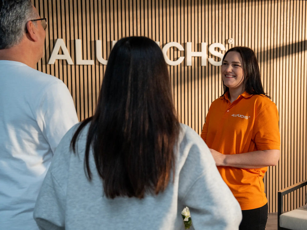 Kundenberatung im Alufuchs Showroom – Service rund um Terrassenüberdachungen und Markisen.
