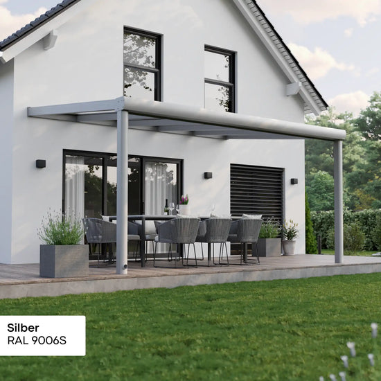 Alufuchs Terrassenüberdachung Wandgebunden im Curved Design aus Aluminium in Silber mit 2 Pfosten am Einfamilienhaus