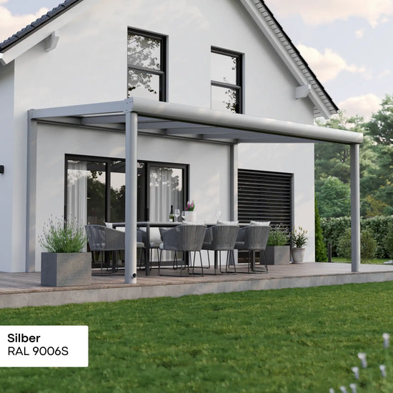 Alufuchs Terrassenüberdachung Freistehend im Curved Design aus Aluminium in Silber mit 2 Pfosten am Einfamilienhaus