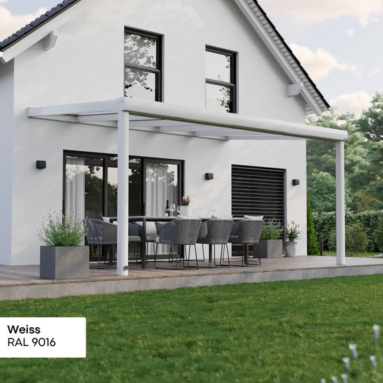 Alufuchs Terrassenüberdachung Wandgebunden im Curved Design aus Aluminium in Weiß mit 2 Pfosten am Einfamilienhaus