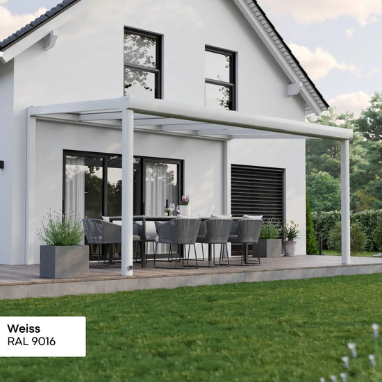 Alufuchs Terrassenüberdachung Freistehend im Curved Design aus Aluminium in Weiß mit 2 Pfosten am Einfamilienhaus