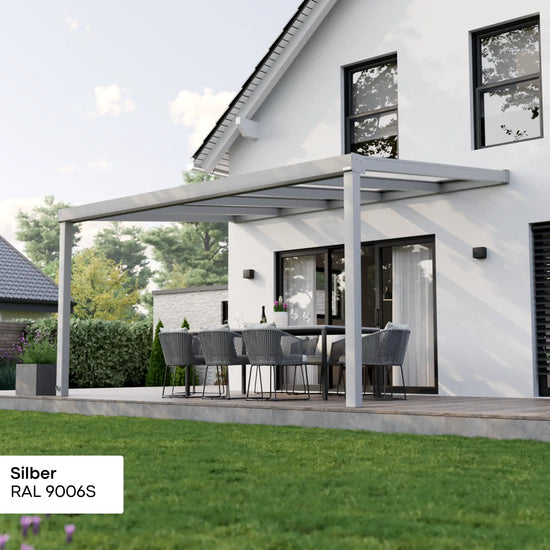 Alufuchs Terrassenüberdachung Wandgebunden im Classic Design aus Aluminium in Silber mit 2 Pfosten am Einfamilienhaus