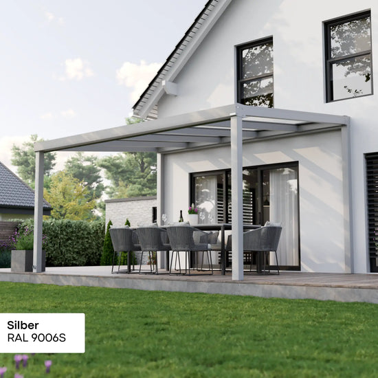Alufuchs Terrassenüberdachung Freistehend im Classic Design aus Aluminium in Silber mit 2 Pfosten am Einfamilienhaus