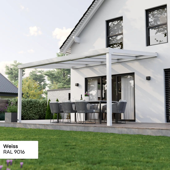 Alufuchs Terrassenüberdachung Wandgebunden im Classic Design aus Aluminium in Weiß mit 2 Pfosten am Einfamilienhaus
