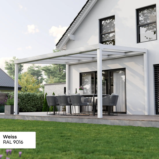 Alufuchs Terrassenüberdachung Freistehend im Classic Design aus Aluminium in Weiß mit 2 Pfosten am Einfamilienhaus