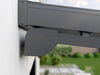 Detailansicht der Kassette der Nova Hüppe Unterdachmarkise mit Direktmontage an Alufuchs Terrassenüberdachung in Anthrazit