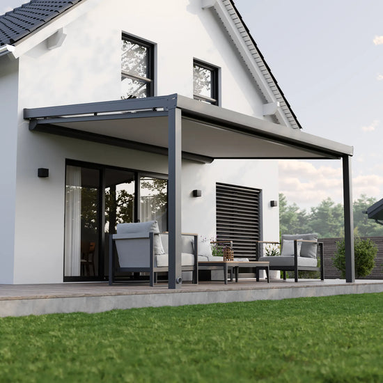 Nova Hüppe Unterdachmarkise ausgefahren montiert an moderner Alufuchs Terrassenüberdachung in Anthrazit