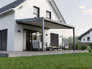 Nova Hüppe Unterdachmarkise ausgefahren montiert an moderner Alufuchs Terrassenüberdachung in Anthrazit