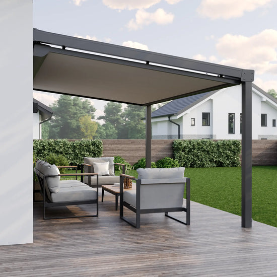 Geöffnete Nova Hüppe Unterdachmarkise unter moderner Alufuchs Terrassenüberdachung stilvoller Sonnenschutz für gemütliche Gartensitzgruppe