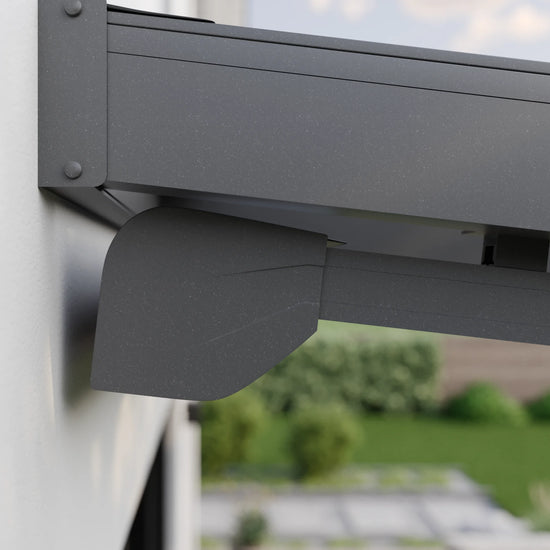 Detailansicht der Kassette der Nova Hüppe Unterdachmarkise mit Winkelmontage an Alufuchs Terrassenüberdachung in Anthrazit