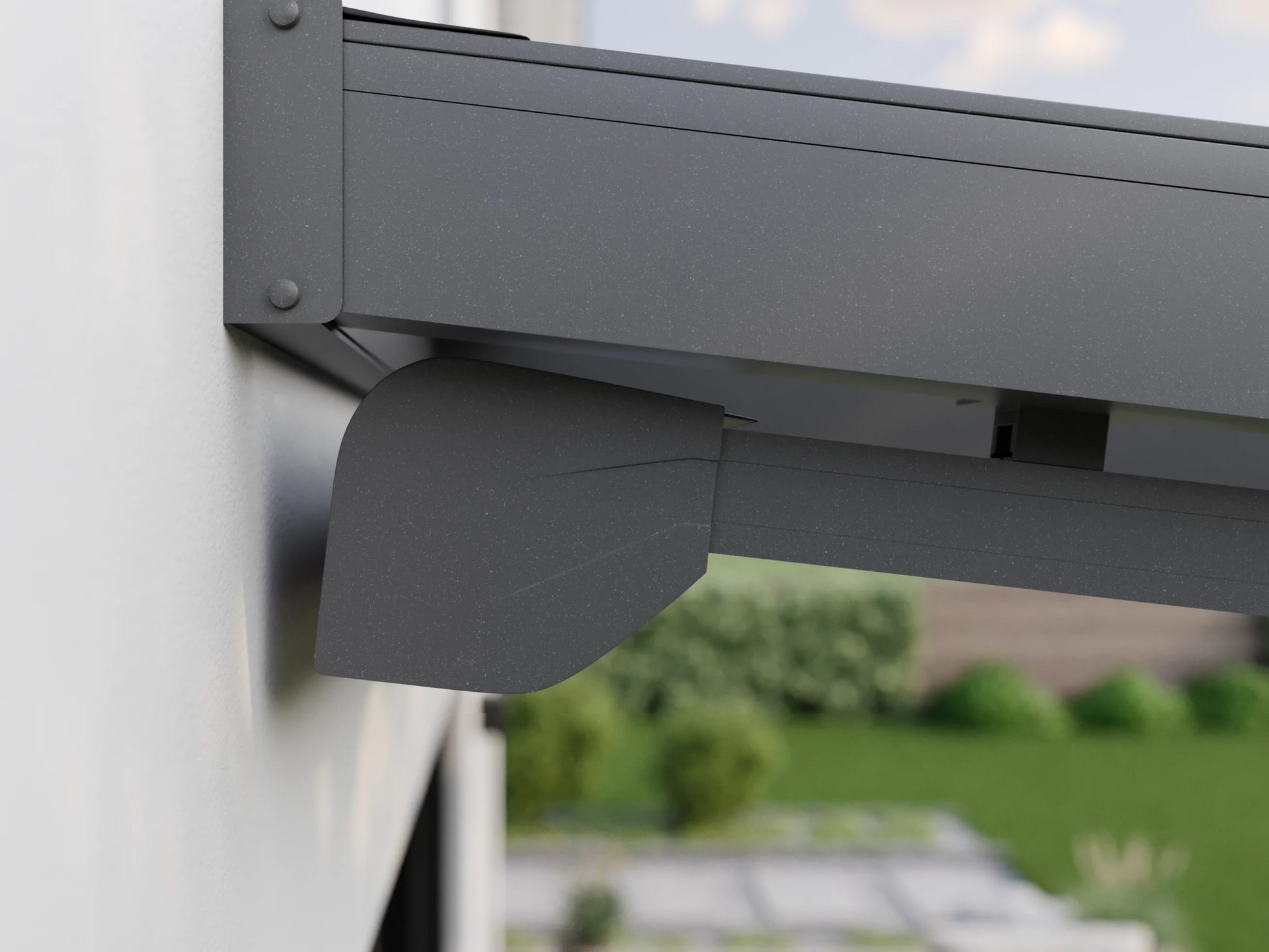 Detailansicht der Kassette der Nova Hüppe Unterdachmarkise mit Winkelmontage an Alufuchs Terrassenüberdachung in Anthrazit