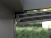 Detailansicht vom Ende der Führungsschiene der Nova Hüppe Unterdachmarkise T250SZ an Alufuchs Terrassenüberdachung 